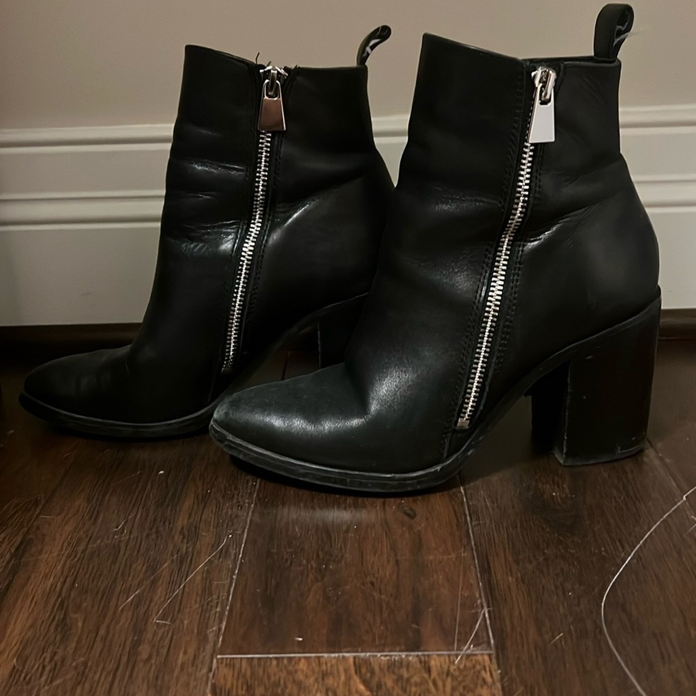Steve Madden black leather heeled boots / booties